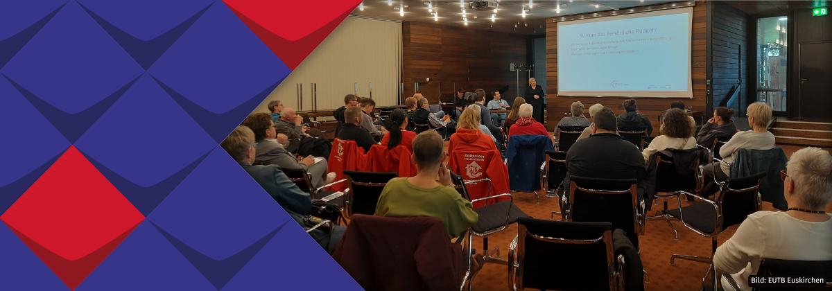 Zuhörende verfolgen aus Rückenansicht den Vortrag von Wolfgang Thiems zum Persönlichen Budget