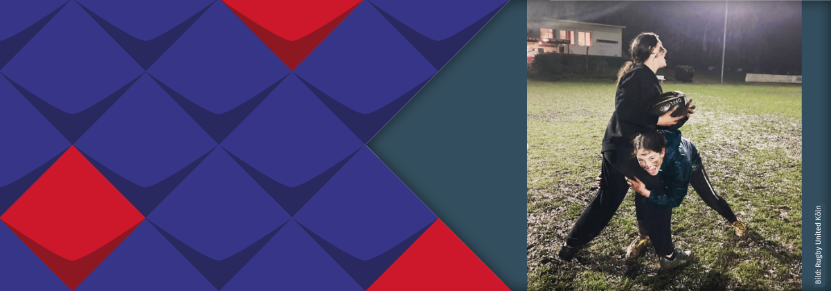 Zwei junge Spielerinnen geben alles für das Ei.