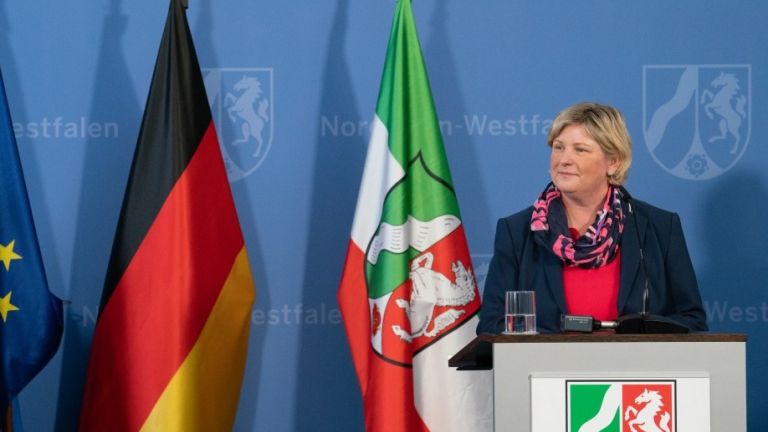 Claudia Middendorf steht am Rednerpult