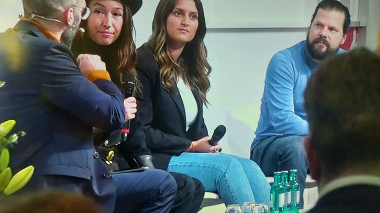 Talkrunde mit Moderator und drei Gästen.
