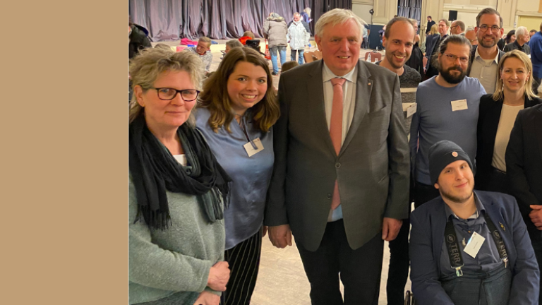Mitarbeiter*innen der KSL NRW mit Minister Karl-Josef Laumann