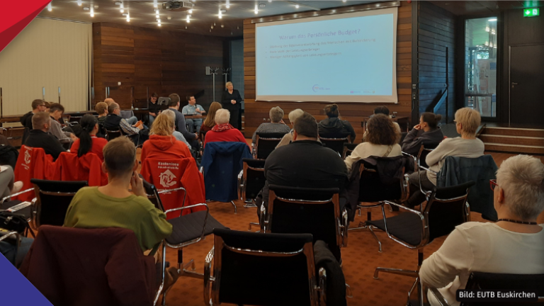 Zuhörende verfolgen aus Rückenansicht den Vortrag von Wolfgang Thiems zum Persönlichen Budget