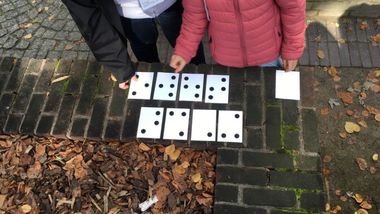 in Braille: der Anfang von Maus Türöffnertag 2022