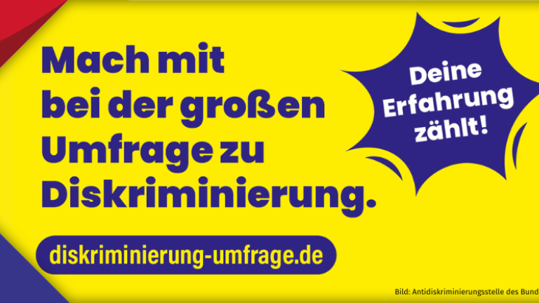 Gelber Hintergrund; Text und Akzentuierungen in blau, weiß und gelb: Aufruf zum Mitmachen bei der großen Umfrage zu Diskriminierungen der Antidiskriminierungsstelle des Bundes einschließlich dem Link zur Umfrage