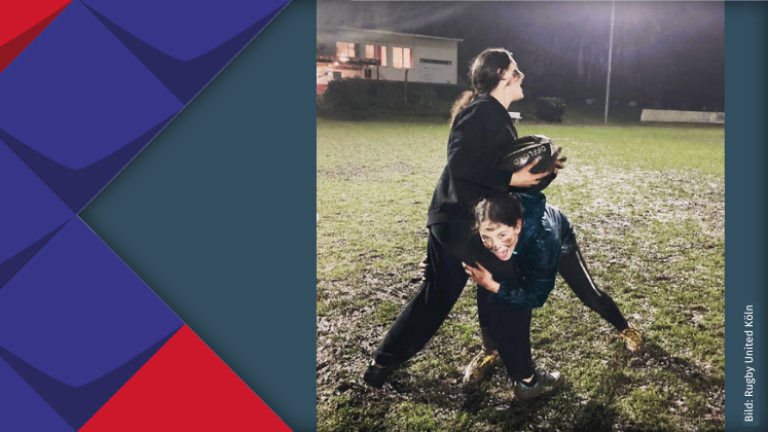 Zwei junge Spielerinnen geben alles für das Ei.