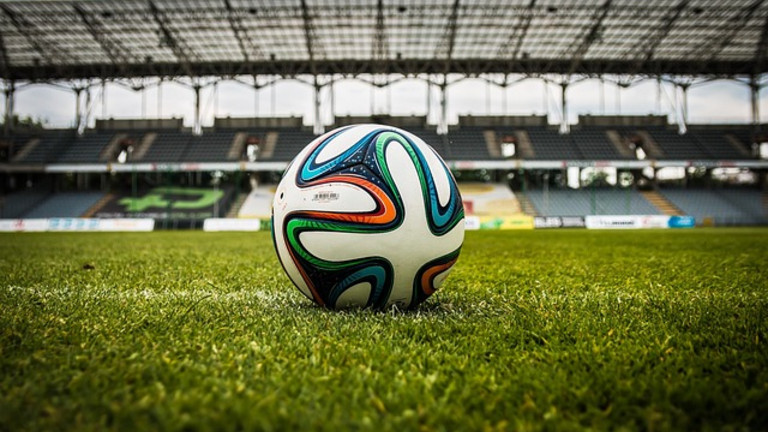 Fußball auf dem Rasen in einem Stadion