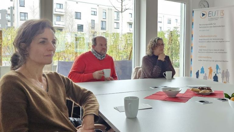 Die Teilnehmenden des EUTB-Vernetzungstreffen diskutieren über das Thema Achtsamkeit