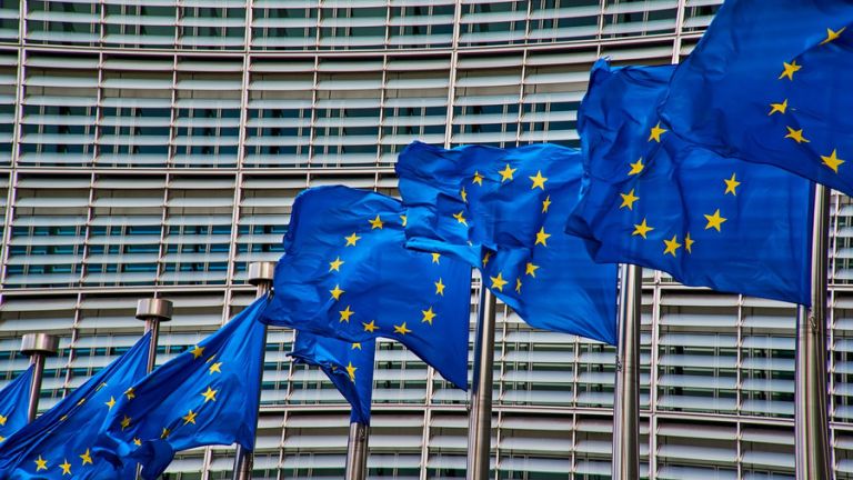 Das Bild zeigt Flaggen der Europäischen Union in Brüssel. Das Bild ist von NakNakNak auf pixabay