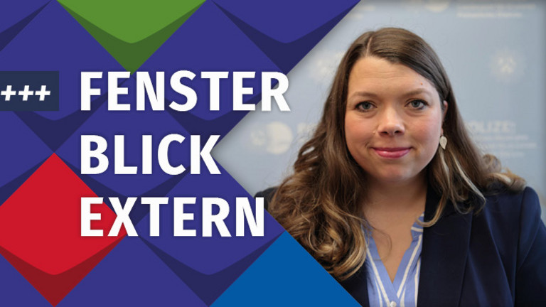 Porträtfoto von Ramona Becker – eine junge Frau mit langen brauen Haaren – eingrahmt von Schmuckelementen der KSL.NRW: bunte Kacheln/Darüber steht +++neu im Blog+++der Name des Blogs lautet Fensterblick Extern