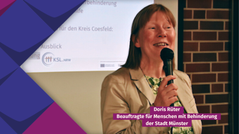 Eine Frau mit einem Mikrofon in der Hand