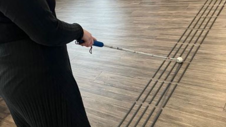 Testen eines Langstocks und eines Blindenleitsystems bei der ARGE