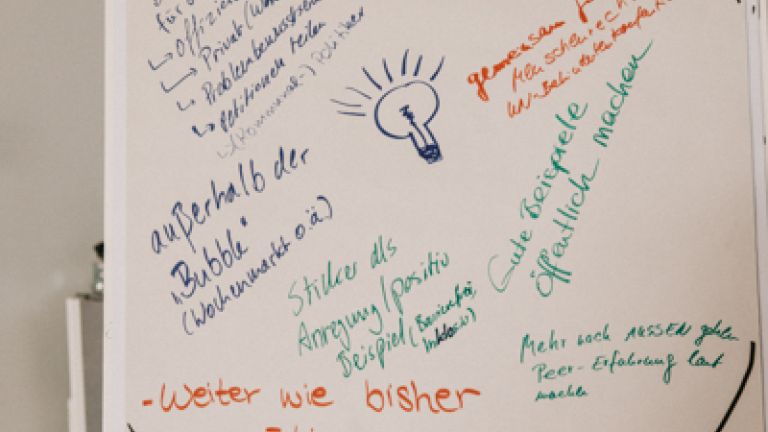 Grafik von EUTB-Berater*innen aus NRW zum Thema Haushaltskürzungen. Titel: ‚Was können wir gemeinsam tun?' Der Text listet Handlungsoptionen auf: Öffentlichkeitsarbeit, Umsetzung der UN-Behindertenrechtskonvention, Aktionen auf Märkten, Fortsetzung bestehender Arbeit, Nutzung der Trägerkommunikation und Verbreitung durch Sticker.