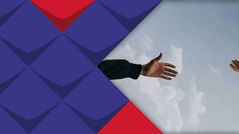 Peer Counseling Platzhalter Foto von Youssef Naddam auf Unsplash - zwei Hände die andeuten sich die Hände zu reichen, blauer Himmel im Hintergrund